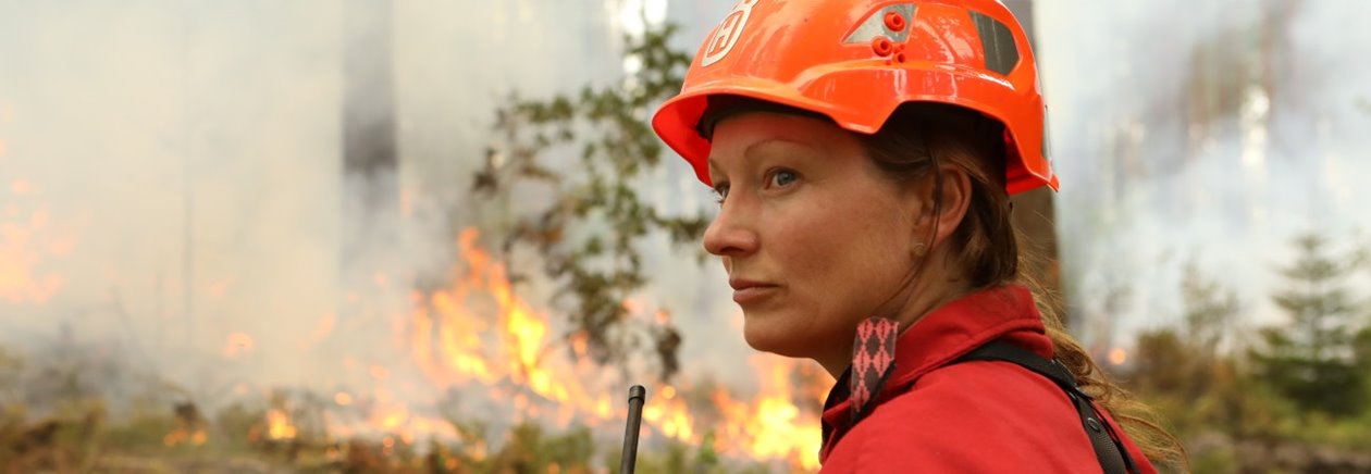 Bränningsledare Annie Johansson, Kyllesjö Skog AB, vid naturvårdsbränning i Klenemåla