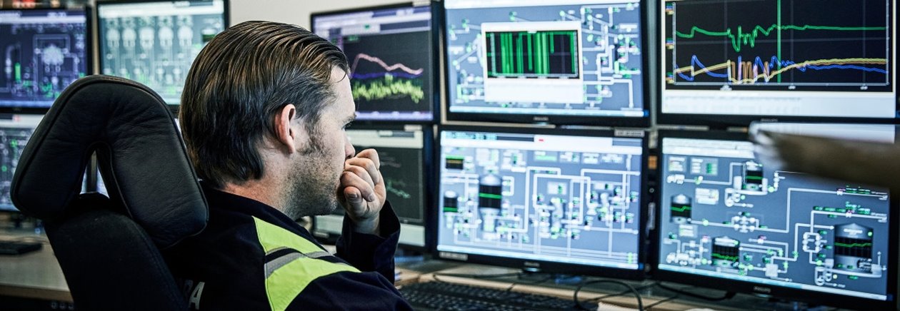 Anställd vid Södra Cell Värö bevakar massaproduktionen i kontrollrummet.

An employee at Södra Cell Värö monitors pulp production in the control room.

Person in image: Markus Karlsson