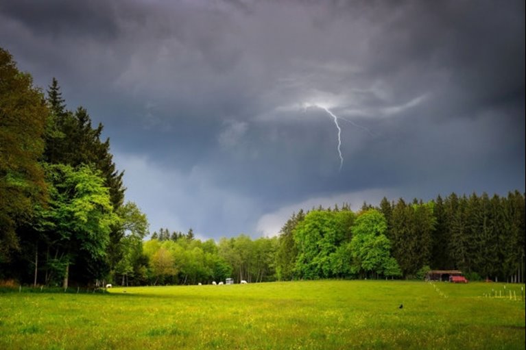 Åskmoln, stormmoln och blixtar