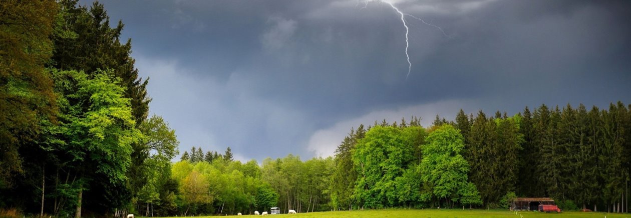 Åskmoln, stormmoln och blixtar