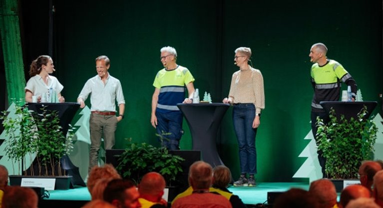 Exkursion i Mönsterås 29 maj 2024 i samband med föreningsstämman. Från vänster konferencier Sofia Gunnarsson, Johannes Bogren, Johan Sjögren, Karin Dernegård och Björn Markström.