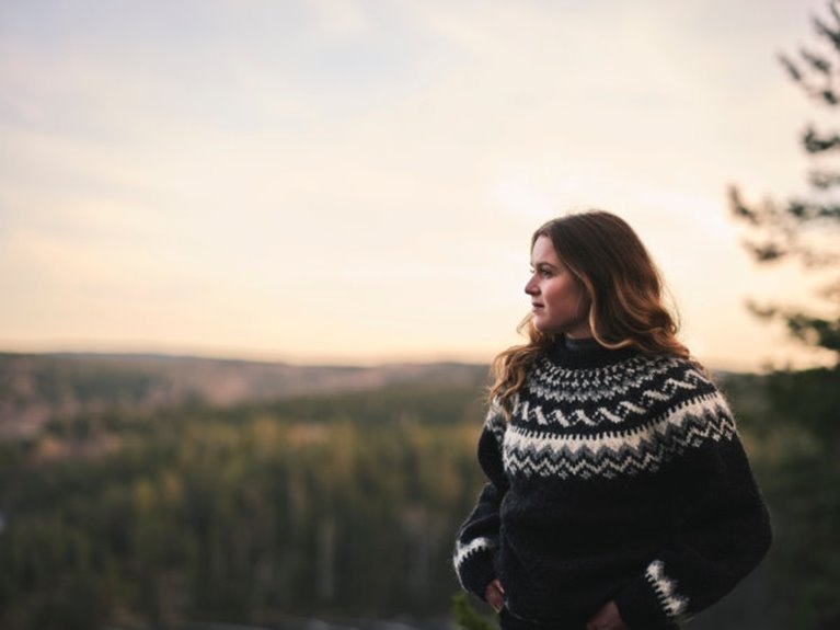 Medlem som står och tittar ut över en fin skog