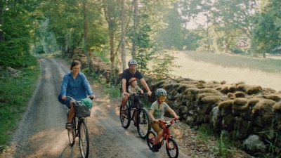 Bilder från filmen om Familjeskogsbruken 
Familjen Stark med Nicole och Tobias, barnen Thure och Gösta