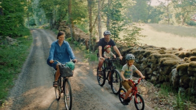 Bilder från filmen om Familjeskogsbruken 
Familjen Stark med Nicole och Tobias, barnen Thure och Gösta