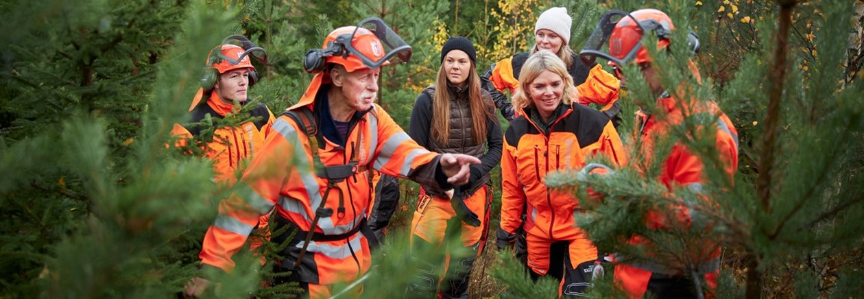 Bild från reportage med Anders Roman, ledamot i Södras styrelse. Södrakontakt nr 4 2019.
Bildtext: Familjedag i Skogen. Till vänster Edvin Jabeskog samt Jan Johansson.

A group of people visiting a forest being led by Anders Roman, a member of Södras board of directors. from Södra Kontakt nr. 4 2019.
Image text: Family day in the forest. 

The two people on the left: Edvin Jabeskog and Jan Johansson.