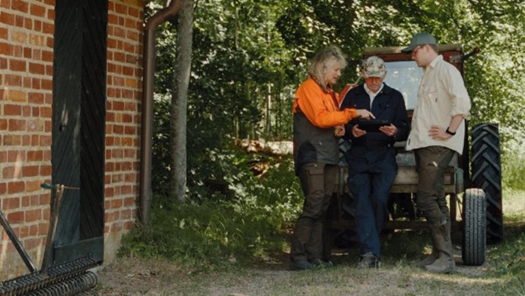 Bilder från filmen om Familjeskogsbruken My von Friesendorff, Carl von Friesendorff och Henrik von Friesendorff