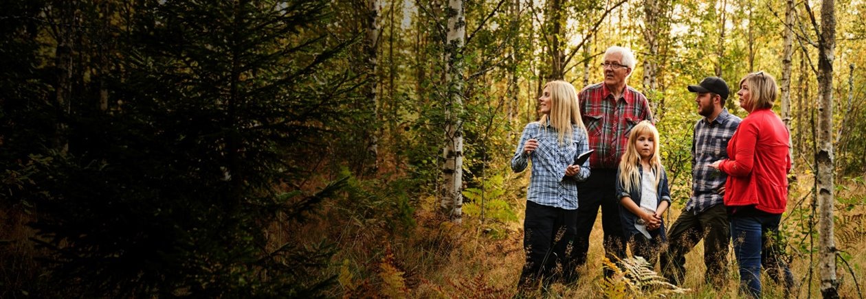 Röjningskampanj Röjning Skogsinspektor Åsa Andersson träffar medlemsfamilj Ingemar Levinsson, Ava Houlihan-Burne, Albin Carlsson och Katarina Carlsson