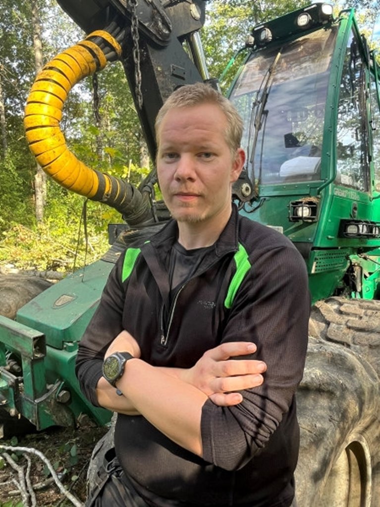 Naturvårdande skötsel. Entreprenören Marcus Gustavsson på MG Skog Jeppahem.
Skogsägaren Harald Säll och skogsinspektorn Johan Svensson träffas ute i en vacker lövskog en hösteftermiddag. De besöker ett av Haralds bestånd där entreprenören Marcus Gustavsson genomför en naturvårdshuggning.